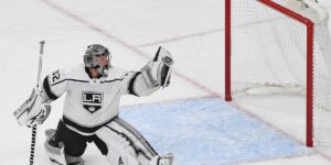 Los Angeles Kings goaltender Jonathan Quick (32) makes a glove save