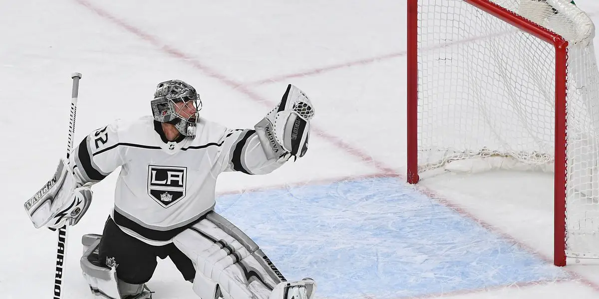 Los Angeles Kings goaltender Jonathan Quick (32) makes a glove save