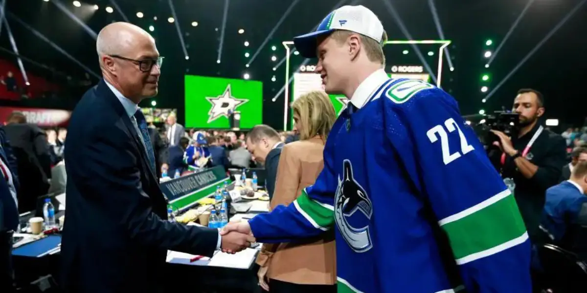 Vancouver Canucks sign Elias Pettersson - The 2022 Draft pick