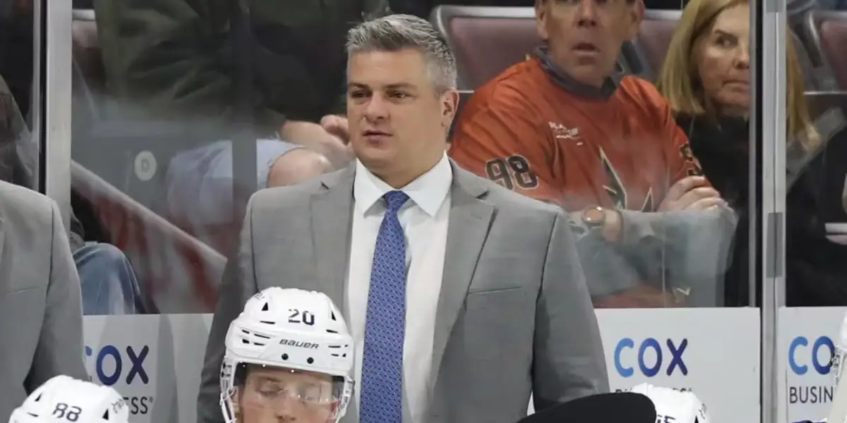 Sheldon Keefe coaches a Maple Leafs game