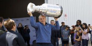 Craig Berube hoists the Stanley Cup.